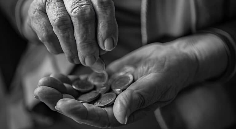 Το επίδομα που λίγοι γνωρίζουν: Ποιοι παίρνουν χρήματα για συμπαράσταση – Πλήρης οδηγός