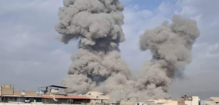 Ισραήλ και ΗΠΑ επιτέθηκαν προληπτικά στο Ιράν – Με πυραυλική επίθεση απαντά η Τεχεράνη