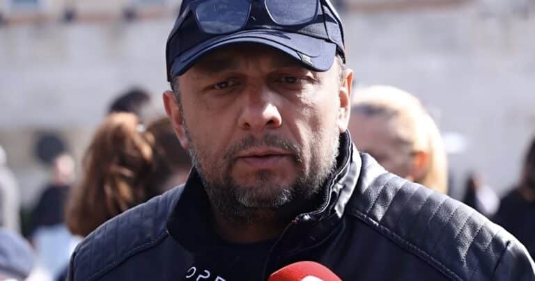 Στο Σύνταγμα ο Ρούτσι: «Δεν ανεχόμαστε πια την κοροϊδία – Θέλω να παρακαλέσω την ΕΛ.ΑΣ να μη χρησιμοποιήσει βία»