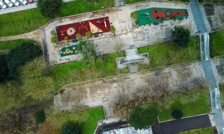 Όποιος προλάβει… Μικρό εγκαταλελειμμένο χωριό πωλείται ολόκληρο σε τιμή ΣΟΚ – Κοστίζει όσο ένα διαμέρισμα στην Αθήνα και έχει μέσα…