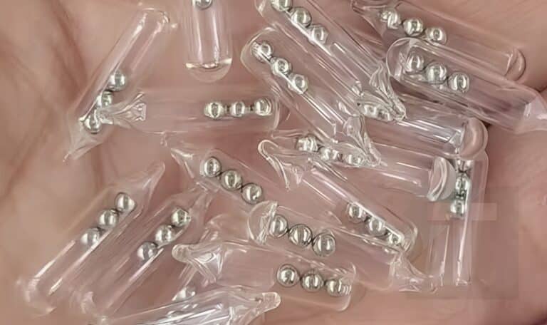 Ένα πακέτο έφτασε για μένα: μικροί γυάλινοι σωλήνες με 3 μικροσκοπικές μπίλιες μέσα. Δεν το παρήγγειλα και δεν έχω ιδέα σε τι χρησιμεύουν