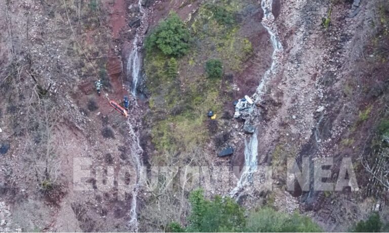 «Πάγωσαν» οι Αστυνομικοί: Αυτοκίνητο έπεσε σε γκρεμό 300 μέτρων και όταν το πλησίασαν είδαν μέσα τον οδηγό νεκρό, γuμνό και ακέφαλο