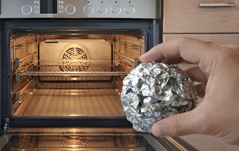 Ξέρει καλά η γιαγιά: Το κόλπο με το αλουμινόχαρτο για έναν πεντακάθαρο φούρνο