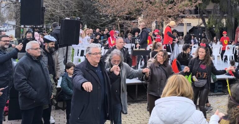Ο Δημήτρης Κουτσούμπας έσυρε τον χορό στο καρναβάλι του δήμου Χαϊδαρίου