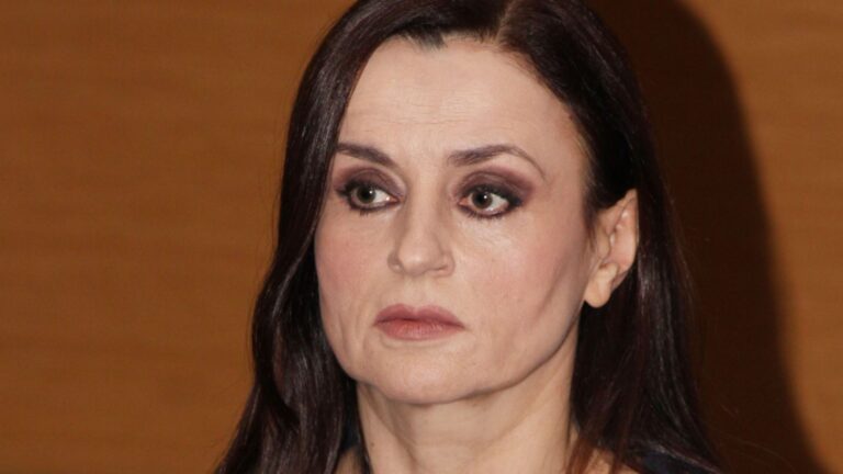 Καρυοφυλλιά Καραμπέτη: «Στα χρόνια της κρίσης αμοιβόμουν με 200 ευρώ για να αντιμετωπίσω την επιβίωση»