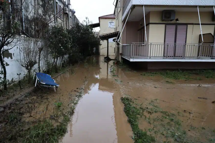 Λάρισα: Η θάλασσα έγινε ένα με τη στεριά – Πλημμύρες σε δρόμους και αγροτικές εκτάσεις 9 agiokampos 10