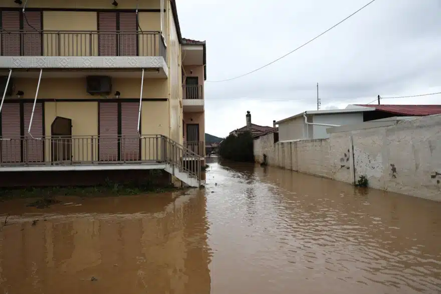 Λάρισα: Η θάλασσα έγινε ένα με τη στεριά – Πλημμύρες σε δρόμους και αγροτικές εκτάσεις 4 agiokampos 2