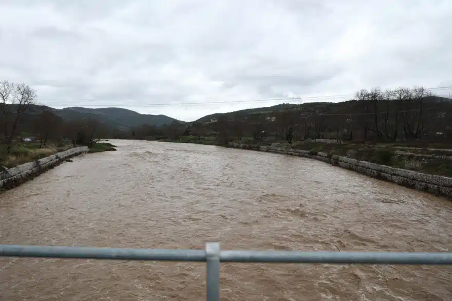 Λάρισα: Η θάλασσα έγινε ένα με τη στεριά – Πλημμύρες σε δρόμους και αγροτικές εκτάσεις 3 agiokampos 7
