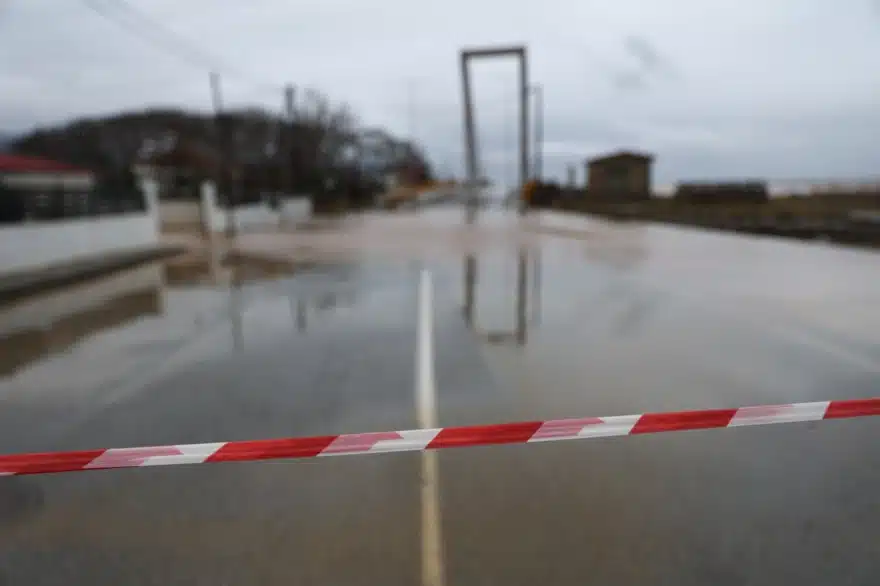 Λάρισα: Η θάλασσα έγινε ένα με τη στεριά – Πλημμύρες σε δρόμους και αγροτικές εκτάσεις 8 agiokampos 9