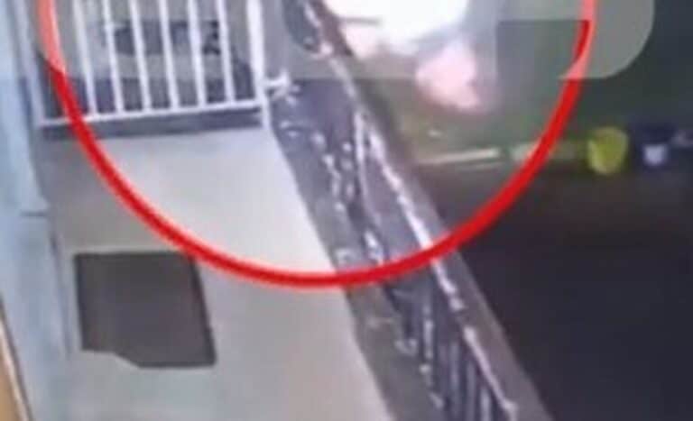 Καρέ καρέ η πτώση ενός 57χρονου από μπαλκόνι στο Αγρίνιο