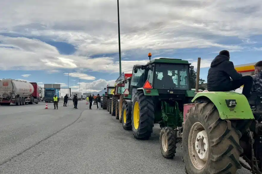 Οι αγρότες στην Αθήνα: Από απολύμανση θα περνούν τα τρακτέρ στις Αφίδνες και στην Ελευσίνα 3 agrotes afidnes 3