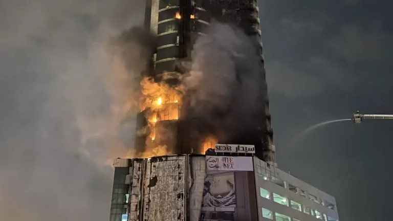 Τρόμος σε Ντουμπάι και Μπαχρέιν – Στις φλόγες το Fairmont Hotel, χτυπήματα σε ουρανοξύστες και σκηνές πανικού