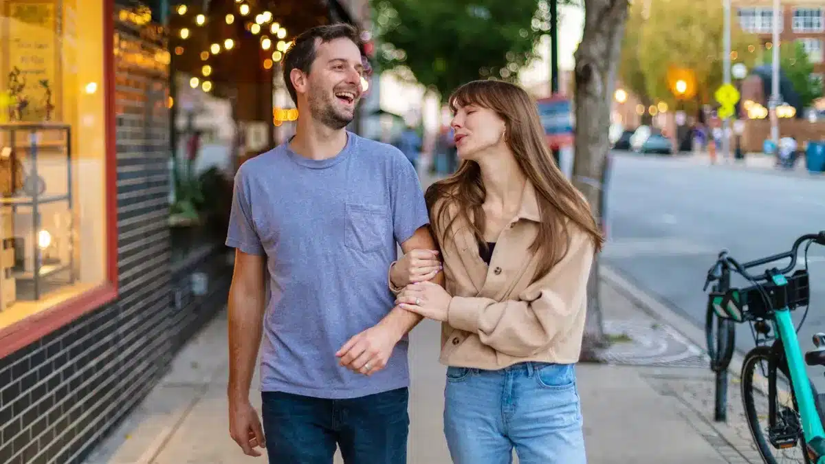 istock 1341505385 short woman holds onto tall mans arm 11zon