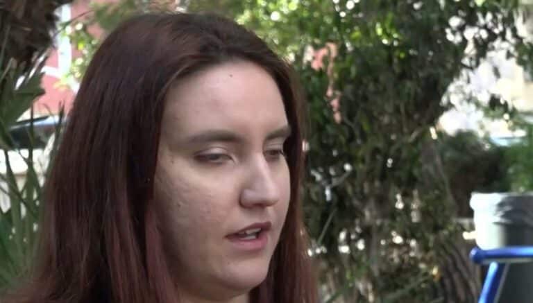 Ηλικιωμένος άνδρας παρενόχλησε τυφλή γυναίκα μέσα στον δρόμο – Προσποιήθηκε ότι θέλει να τη βοηθήσει