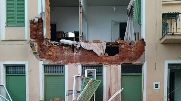 Μεσσήνη: Κατέρρευσε τοίχος κατοικημένου σπιτιού από την έντονη βροχόπτωση