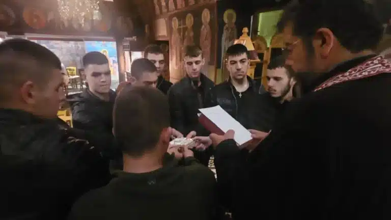 Πρώτα πήραν την ευχή του παπά-Ανδρέα και μετά παρουσιάστηκαν στον στρατό