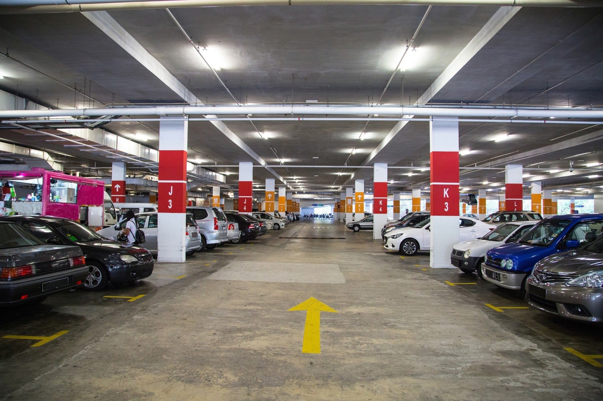 parking supermarket 123rf 2048x1365 1
