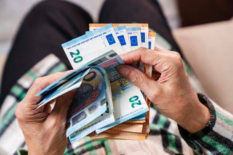 Αναδρομικά και με τόκο: Εξι κατηγορίες συνταξιούχων παίρνουν εκατομμύρια ευρώ – Δείτε αν δικαιούστε