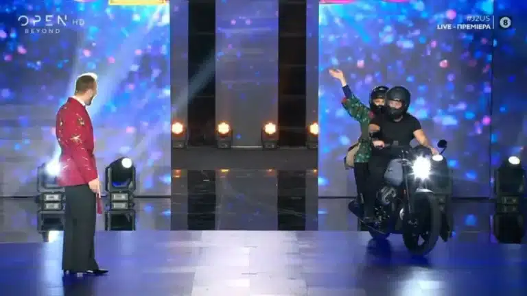 J2US: Σταυροπούλου και Γεωργούλης εισέβαλαν στο πλατό με μηχανή – Άναυδος ο Κοκλώνης