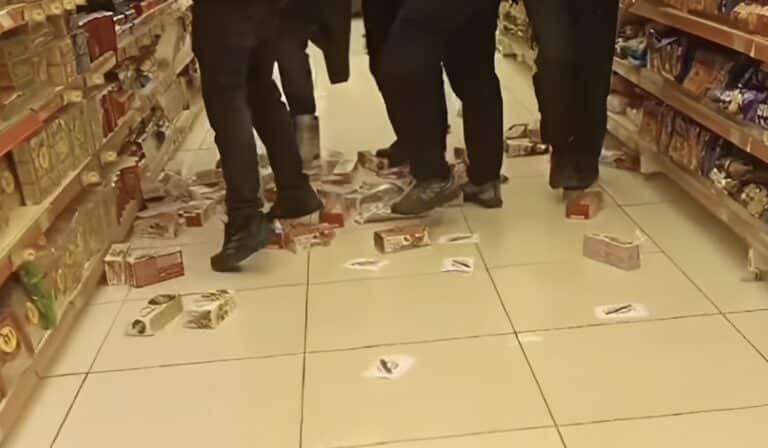 Νεαροί ποδοπάτησαν μπισκότα «Βιολάντα» σε σούπερ μάρκετ – Τρικάκια και συνθήματα