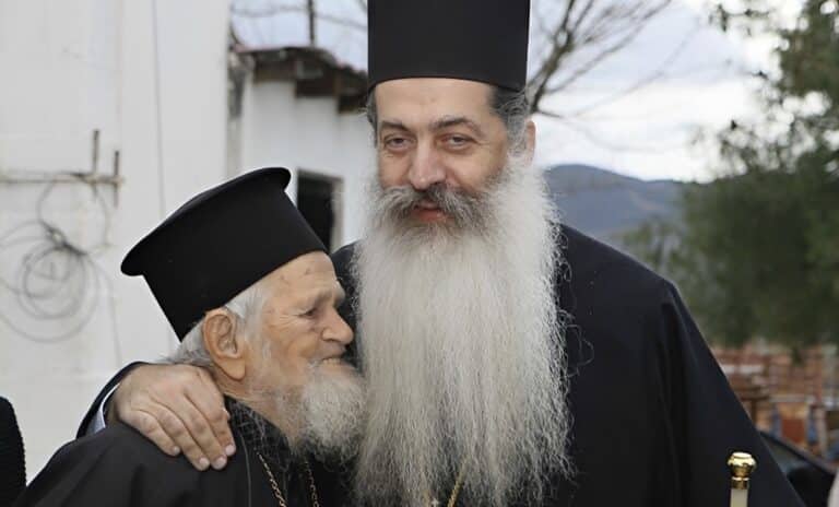 Ιερέας έκλεισε τα 100 και συνεχίζει να λειτουργεί στην ενορία του – Η υπόσχεση του Μητροπολίτη