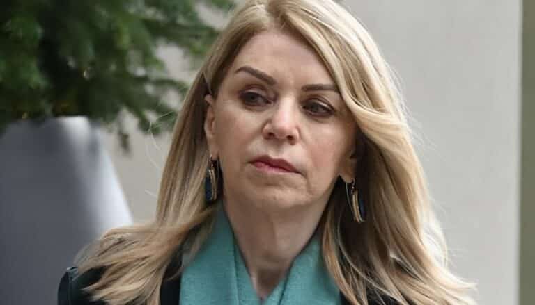 Η πιο σοφιστικέ Ελληνίδα: H Έλλη Στάη με κασκόλ με τεράστιο κεφάλι ζώου, εντυπωσιάστηκαν ακόμη και οι παπαράτσι 