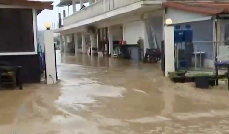 Λάρισα: Η θάλασσα έγινε ένα με τη στεριά – Πλημμύρες σε δρόμους και αγροτικές εκτάσεις