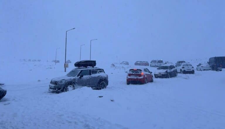 Τουλάχιστον 100 επισκέπτες εγκλωβισμένοι στο χιονοδρομικό του Φαλακρού – Ανάμεσά τους βρέφος