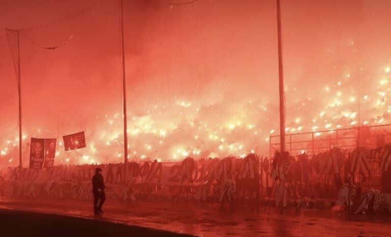 Ανατριχίλα: Στο 27:01 του ματς οι φίλοι του ΠΑΟΚ άναψαν πυρσούς σε ολόκληρη την Τούμπα για τα επτά αετόπουλα