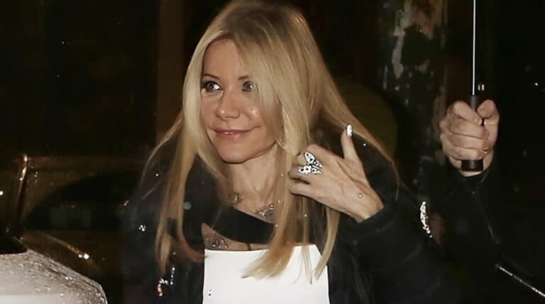 Μαριάννα Λάτση: 72 και… πατάει 20αρες – Η εκκεντρική εμφάνισή της στο Κέντρο Αθηνών για την ταινία «Μελάνια»