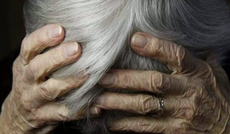 Βόλος: Έπιασε από τον λαιμό την μητέρα του, την πέταξε στο έδαφος και απειλούσε να την σκοτώσει