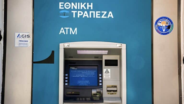 Νέος σάλος με την Εθνική Τράπεζα: Μετά τους τραπεζικούς λογαριασμούς, βάζει προμήθεια στις χρεωστικές κάρτες