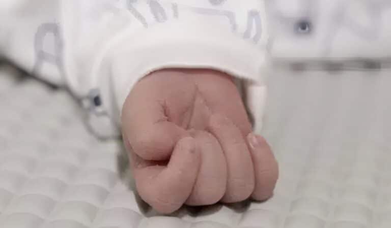 Νεκρό βρέφος από λιστερίωση – Μολύνθηκε από το γάλα που έπινε η μητέρα κατά την εγκυμοσύνη