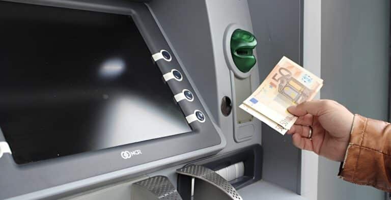 Κοινός τραπεζικός λογαριασμός: Τι ισχύει όταν πεθάνει ο ένας καταθέτης – Ποιος τα παίρνει όλα και ποιος μένει με άδεια χέρια