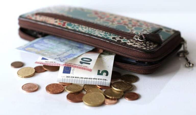 Κοινός τραπεζικός λογαριασμός: Τι συμβαίνει με τα χρήματα όταν ένας συνδικαιούχος αποβιώνει