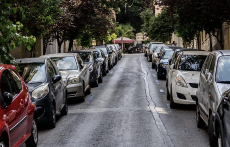 Αυτά τα αυτοκίνητα θα μπορούν να παρκάρουν δωρεάν σε όλους τους δήμους