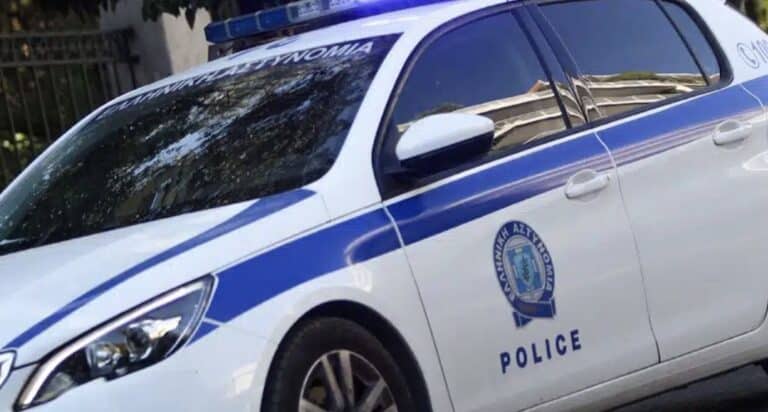 Αστυνομικοί τσάκωσαν επ’ αυτοφώρω στην Αθήνα δύο άτομα που προσπάθησαν να εξαπατήσουν γυναίκα