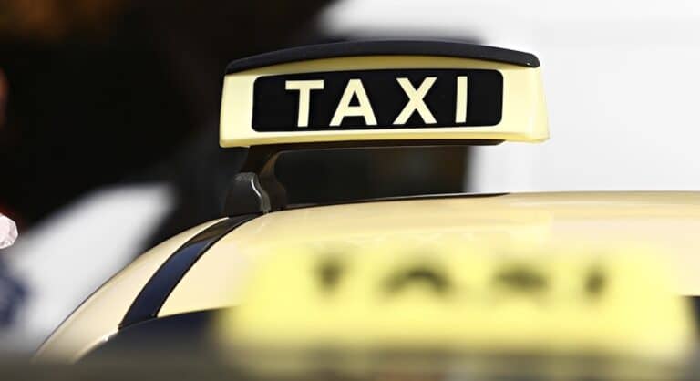 Πάνω από 700.000 ευρώ καταγγέλλουν ότι άρπαξε 50χρονη επιχειρηματίας – Οδηγοί ταξί τα θύματα