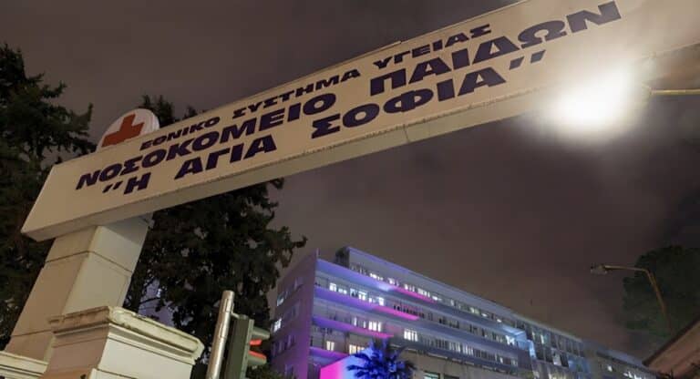 Οι γιατροί κατάφεραν να σώσουν το 2,5 χρονών κοριτσάκι που έπεσε σε σιντριβάνι στη Καλλιθέα