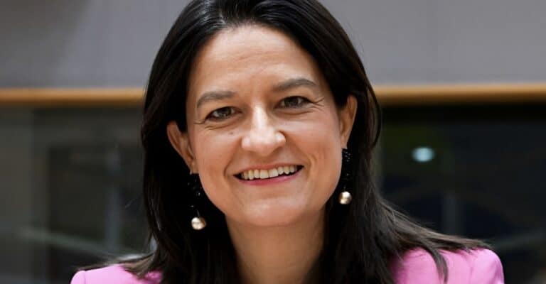 Κεραμέως: «Ο μέσος μισθός πλήρους απασχόλησης έχει ανέλθει πλέον στα 1.516€»