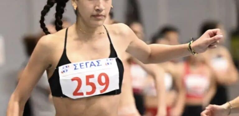 Η κόρη του Κώστα Μπακογιάννη, Δανάη – Θεοδώρα, έκανε πανελλήνιο ρεκόρ Κ18 στα 60 μ. εμπόδια