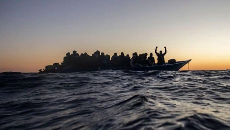 Γέμισε η θάλασσα πτώματα: Νέα τραγωδία με 53 νεκρούς, ανάμεσά τους δύο μωρά – Αναποδογύρισε το σκάφος που τους μετέφερε