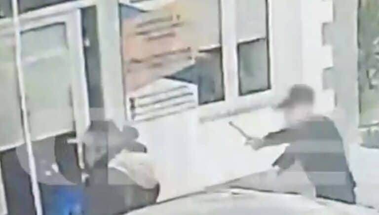 Πύλος: Σοκάρει το βίντεο-ντοκουμέντο με τον 25χρονο Αλβανό που κυνηγάει να δείρει τον κουρέα γιατί δεν του άρεσε το κούρεμα  