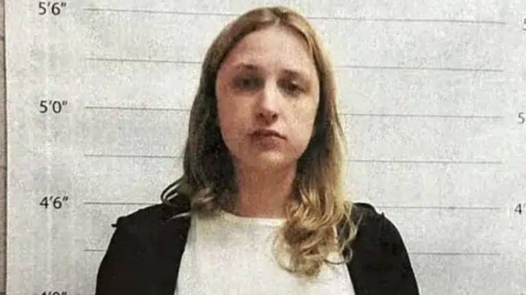 Καθηγήτρια Βιολογίας σε λύκειο θηλέων συνελήφθη και απολύθηκε γιατί έκανε σeξ με μαθήτριά της