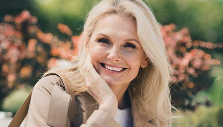 Όσο λιγότερα λέμε, τόσο καλύτερα αισθανόμαστε: Η επιστήμη επιβεβαιώνει ότι η σιωπή μας κάνει πιο ευτυχισμένους