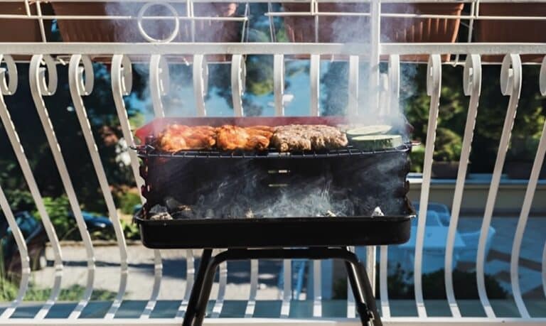 Ψησταριά στο μπαλκόνι – Τι λέει ο νόμος και τι κινδυνεύεις να πληρώσεις