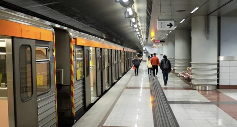 Απίστευτη τραγωδία στο Μετρό της Αθήνας