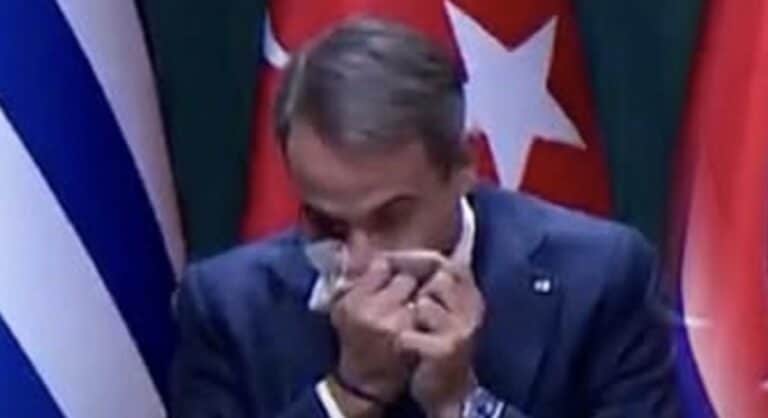 Σάλος με το βίντεο του Μητσοτάκη που σκουπίζει τις μύξες του δίπλα στον Ερντογάν