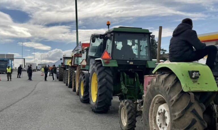 Οι αγρότες στην Αθήνα: Από απολύμανση θα περνούν τα τρακτέρ στις Αφίδνες και στην Ελευσίνα