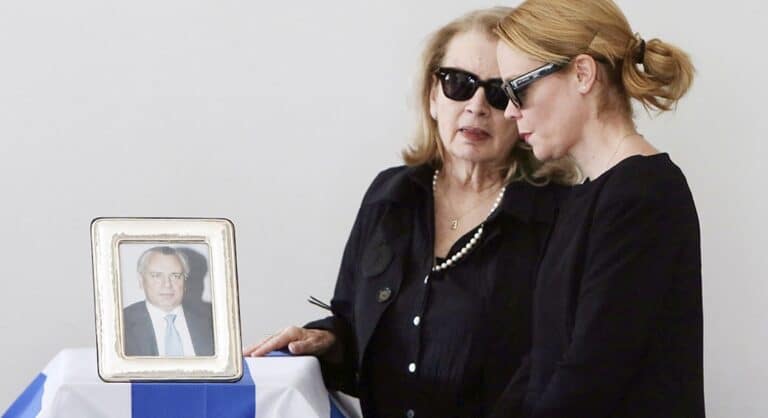 Συντετριμμένη η Λένα Παπαληγούρα στο πλευρό της μητέρας της στην κηδεία του πατέρα της – Το στεφάνι της «ράγισε» καρδιές